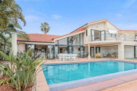 Waterfront Luxury Noosa Heads - Rental Cars 6