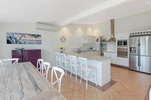 Waterfront Luxury Noosa Heads - Rental Cars 3
