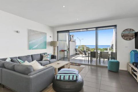 WATERFRONT SEVEN In The Heart Of Lorne - Rental Cars 5