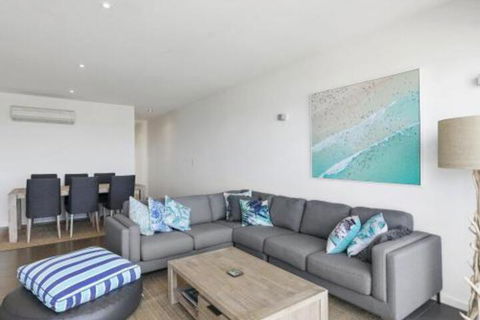 WATERFRONT SEVEN In The Heart Of Lorne - Rental Cars 7