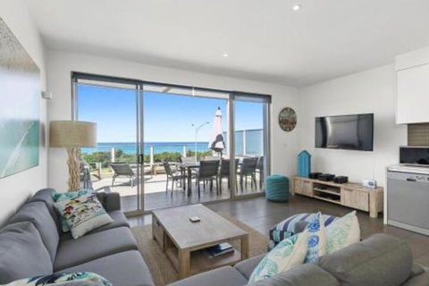 WATERFRONT SEVEN In The Heart Of Lorne - Rental Cars 2