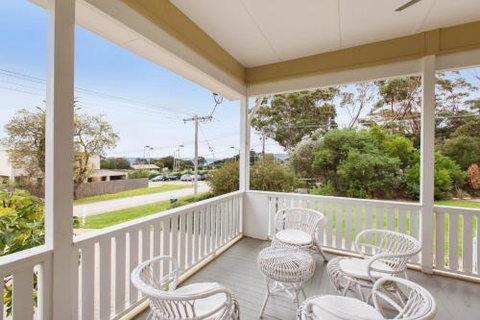 BEACHSIDE GETAWAY DROMANA - Rental Cars 1