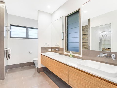 WATERFRONT HOME BORDERING MOOLOOLABA - Rental Cars 1