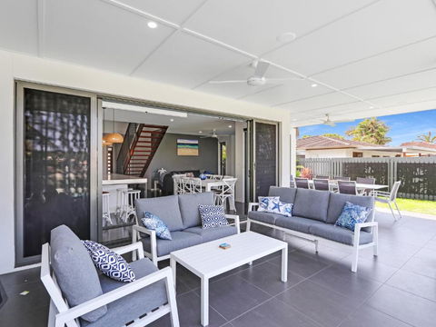 WATERFRONT HOME BORDERING MOOLOOLABA - Rental Cars 3