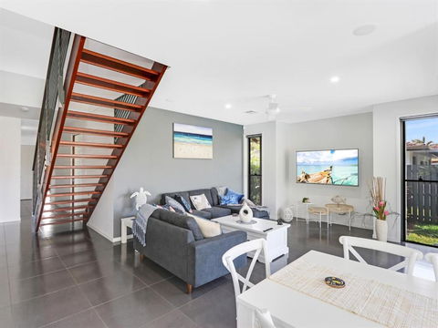 WATERFRONT HOME BORDERING MOOLOOLABA - Rental Cars 5