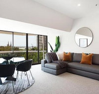 THE HYDEAWAY LUXE HYDE PARK CITY APARTMENT hosted by LAbode Accommodation