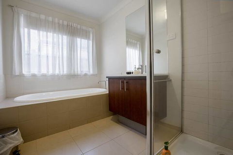 Lightful Charming House With Free Parking - Rental Cars 6