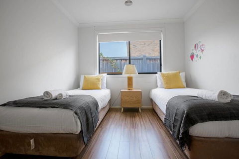 Lightful Charming House With Free Parking - Rental Cars 7