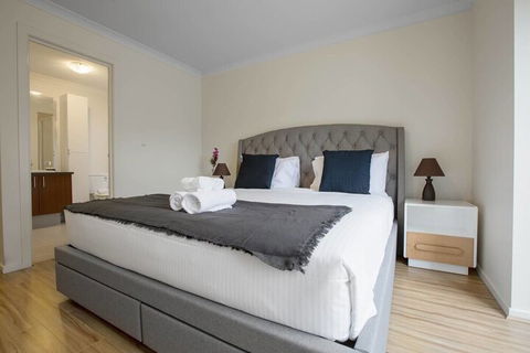 Lightful Charming House With Free Parking - Rental Cars 5