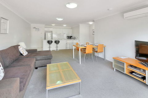Airtrip Apartment On Russell St - Rental Cars 3