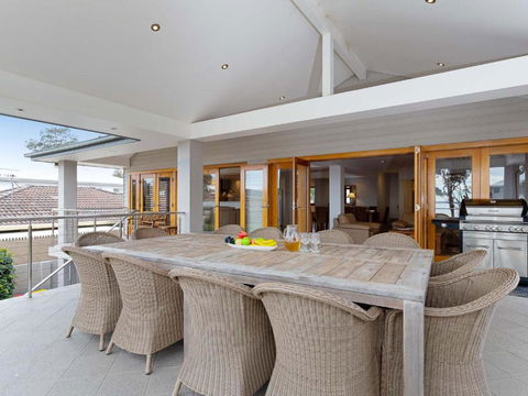 Beauty & The Beach 88 Foreshore Drive Large Home With WIFI & Water Views - Rental Cars 3