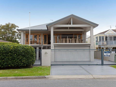 Beauty & The Beach 88 Foreshore Drive Large Home With WIFI & Water Views - Rental Cars 1