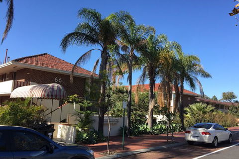 B6 Cafes & Restaurants Close To UWA - Rental Cars 5