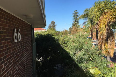 B6 Cafes & Restaurants Close To UWA - Rental Cars 3