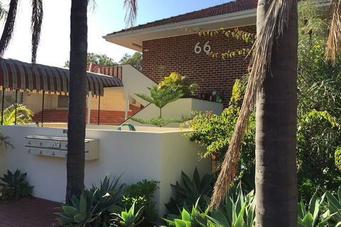 B6 Cafes & Restaurants Close To UWA - Rental Cars 4