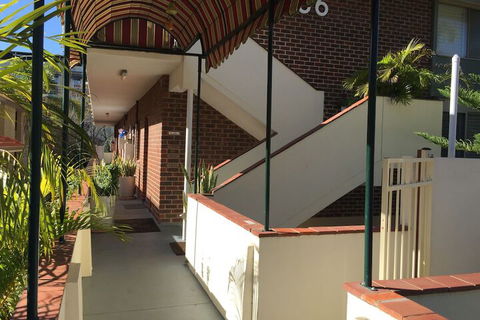 B6 Cafes & Restaurants Close To UWA - Rental Cars 2