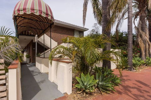 B6 Cafes & Restaurants Close To UWA - Rental Cars 1