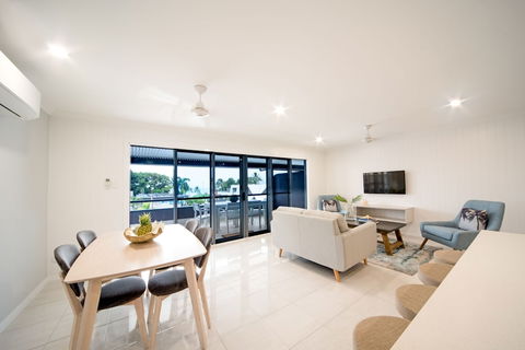 Airlie On Main Street Airlie Beach - Rental Cars 5