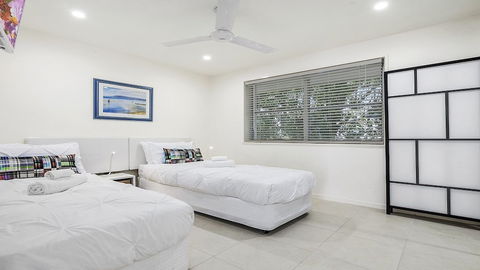 A Stylish Apartment With Noosa Views! Unit 6 Yaringa 29 Noosa Drive - Rental Cars 1