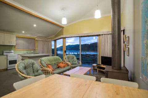 Arthur Riverfront & Sea Lodge Downstream - Rental Cars 1