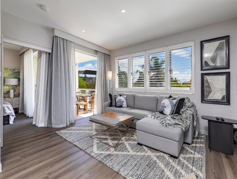 Sleek Modern & Comfortable On Hastings Street - Rental Cars 6