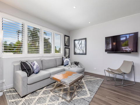 Sleek Modern & Comfortable On Hastings Street - Rental Cars 2