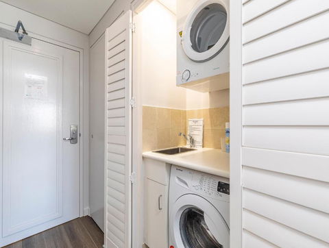 Sleek Modern & Comfortable On Hastings Street - Rental Cars 1