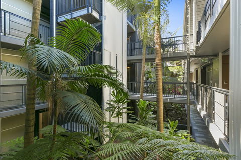 Footsteps To The Heart Of Noosa And A View! - Rental Cars 1