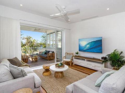 KINGY BEACH HOUSE At 162 - Rental Cars 6
