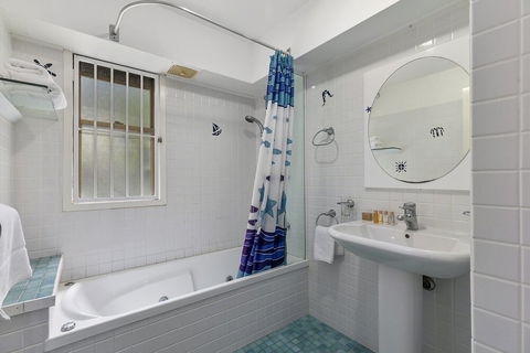Hop Skip Jump Away From Hastings Unit 6 Descola 6 Noosa Drive - Rental Cars 3