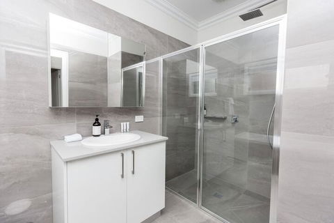 Wagga Apartments 3 - Rental Cars 3