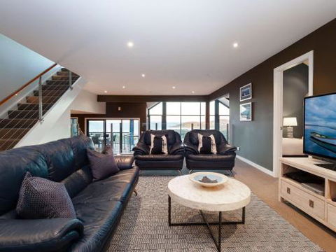 Venabu On Garuwa 20 Garuwa Street Spectacular House With Fabulous Views - Rental Cars 3