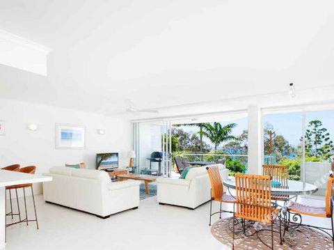 R & W Noosa Holidays 2 25 Allambi Rise - Rental Cars 4