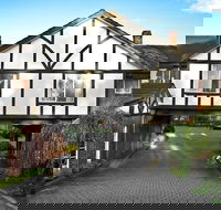 Elizabethan Lodge - Rental Cars