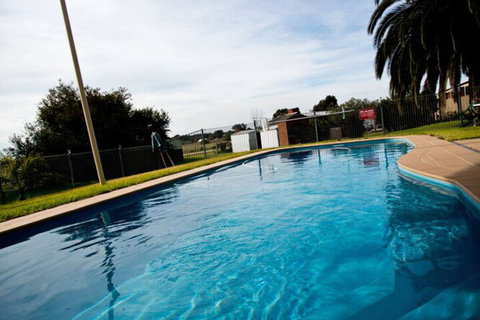 Walkabout Motel - Rental Cars 4