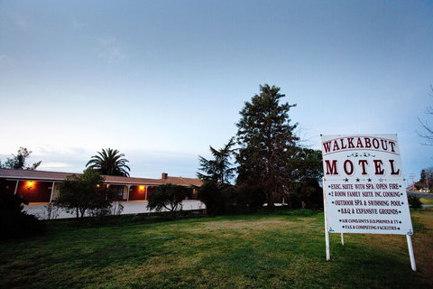 Walkabout Motel - Rental Cars 2