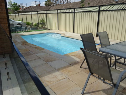 Dubbo Centrepoint Motel - Rental Cars 4