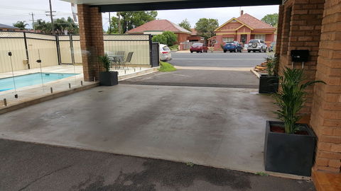 Dubbo Centrepoint Motel - Rental Cars 0
