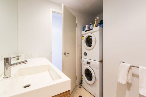 RIVER, 1BDR Melbourne Apartment - Rental Cars 5
