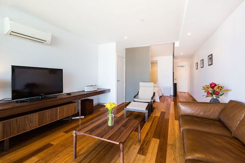 RIVER, 1BDR Melbourne Apartment - Rental Cars 0