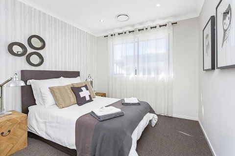 Luxury Brand New Home - Rental Cars 5