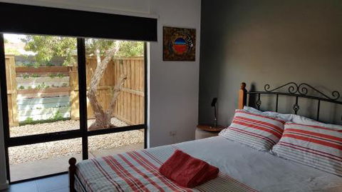 Red Ochre â€“ Large 1BR With Private Courtyard - Rental Cars 5