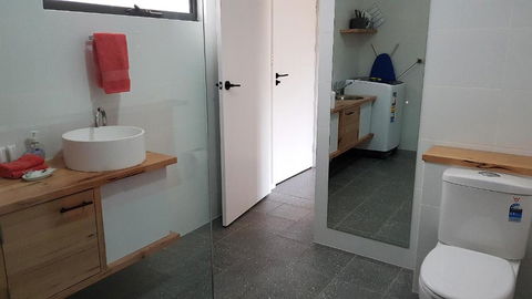 Red Ochre â€“ Large 1BR With Private Courtyard - Rental Cars 2