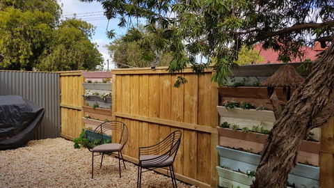 Red Ochre â€“ Large 1BR With Private Courtyard - Rental Cars 6