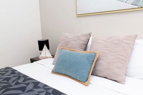 Enjoy Penthouse Living In The CBD - Rental Cars 1