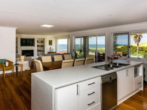 WHALE WATCH FOR FOUR Gerringong 4pm Check Out Sundays - Rental Cars 1