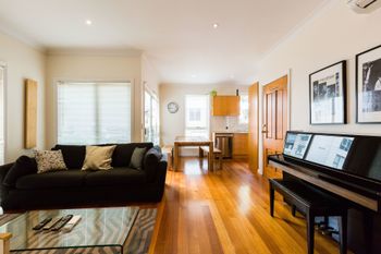KIM 2BDR West Melbourne Apartment - Rental Cars 2