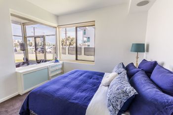 Serene Marinafront 3BR Retreat - Rental Cars 1
