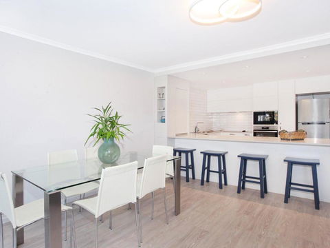 Beachport 14 Newly Renovated 2 Bedroom Apt On Parkyn Parade With Aircon - Rental Cars 4
