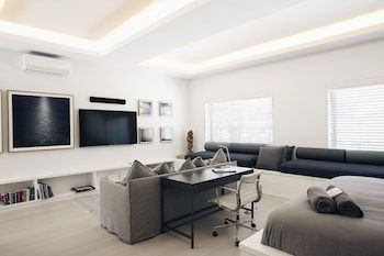 Executive Beachside Loft - Rental Cars 4